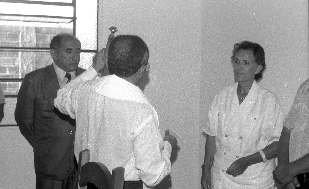 (1989) - Governador Siqueira Campos e Dona Aureny recebem bênção de padre, em seu gabinete - Miracema-TO - Foto: Marcio Di Pietro