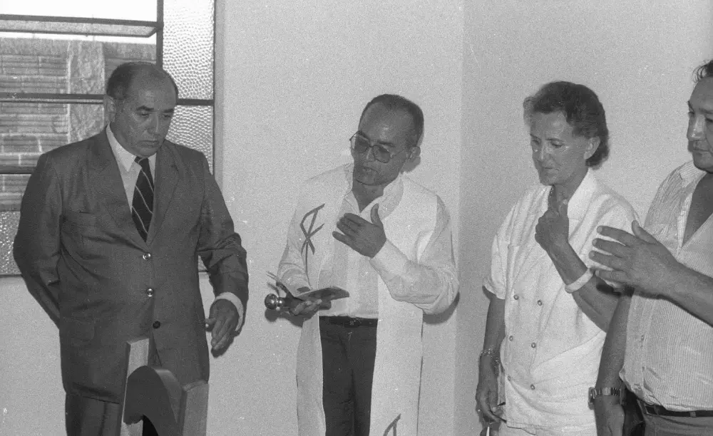 (1989) - Governador Siqueira Campos e Dona Aureny recebem bênção de padre, em seu gabinete - Miracema-TO - Foto: Marcio Di Pietro