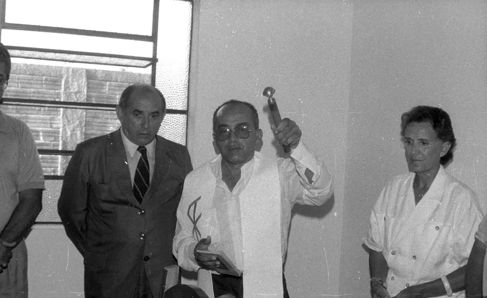 (1989) - Governador Siqueira Campos e Dona Aureny recebem bênção de padre, em seu gabinete - Miracema-TO - Foto: Marcio Di Pietro
