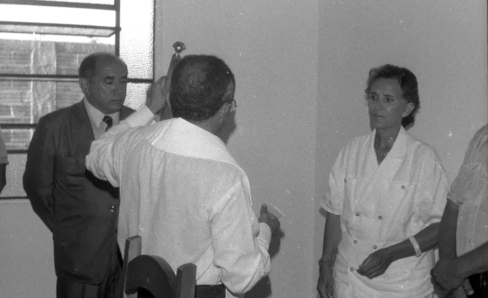 (1989) - Governador Siqueira Campos e Dona Aureny recebem bênção de padre, em seu gabinete - Miracema-TO - Foto: Marcio Di Pietro