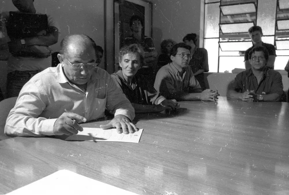 (1989) - Governador Siqueira Campos despacha em seu gabinete em Miracema - Foto: Marcio Di Pietro
