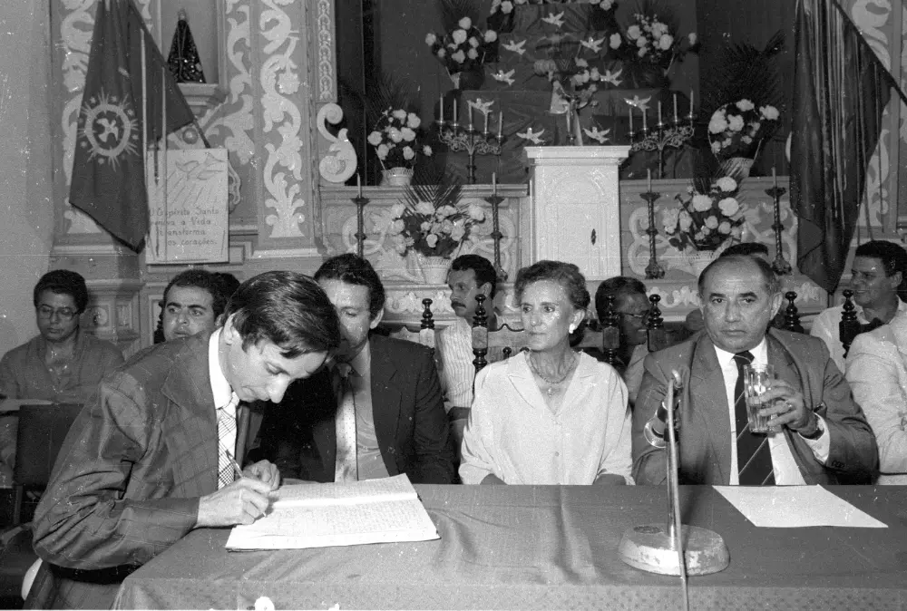 (1989) - Governador Siqueira Campos, Dona Aureny, Leomar Quitanilha e demais políticos, participam da posse de escritores na Academia Tocantinense de Letras em Natividade-TO - Foto: Marcio Di Pietro