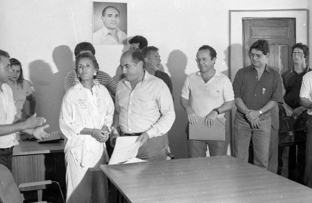 (1989) - Governador Siqueira Campos, Dona Aureny com secretários e políticos em seu gabinete em Miracema - Fotos: Marcio Di Pietro