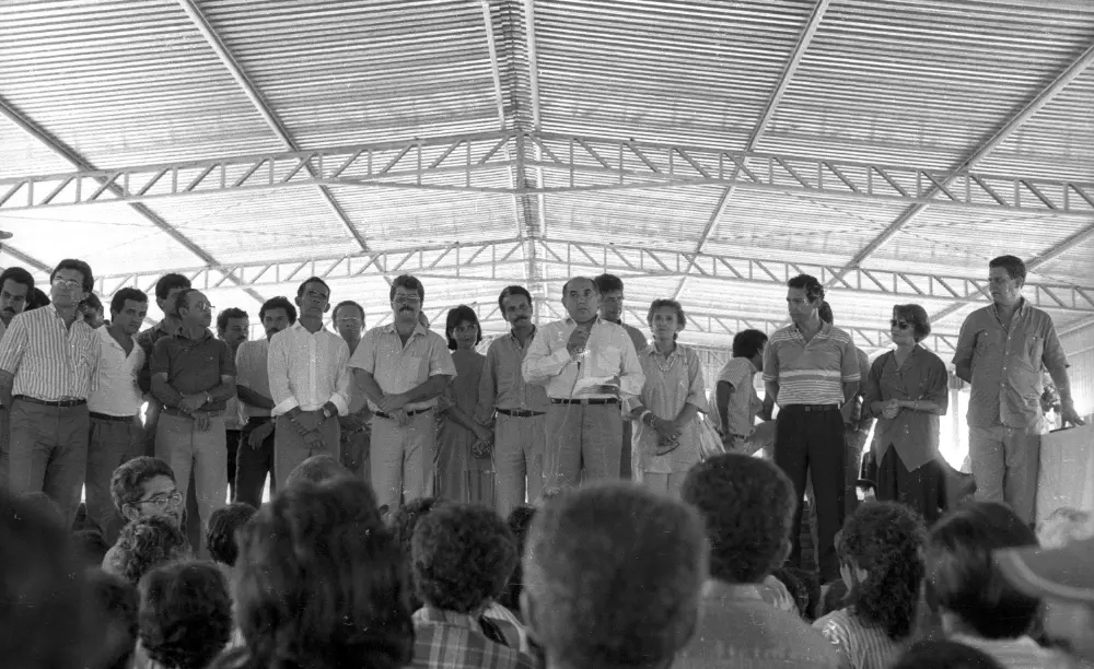 (1989) - Governador Siqueira Campos acompanhado de Dona Aureny visita canteiro de obras da construtora C.R. Almeida - Fotos: Marcio Di Pietro