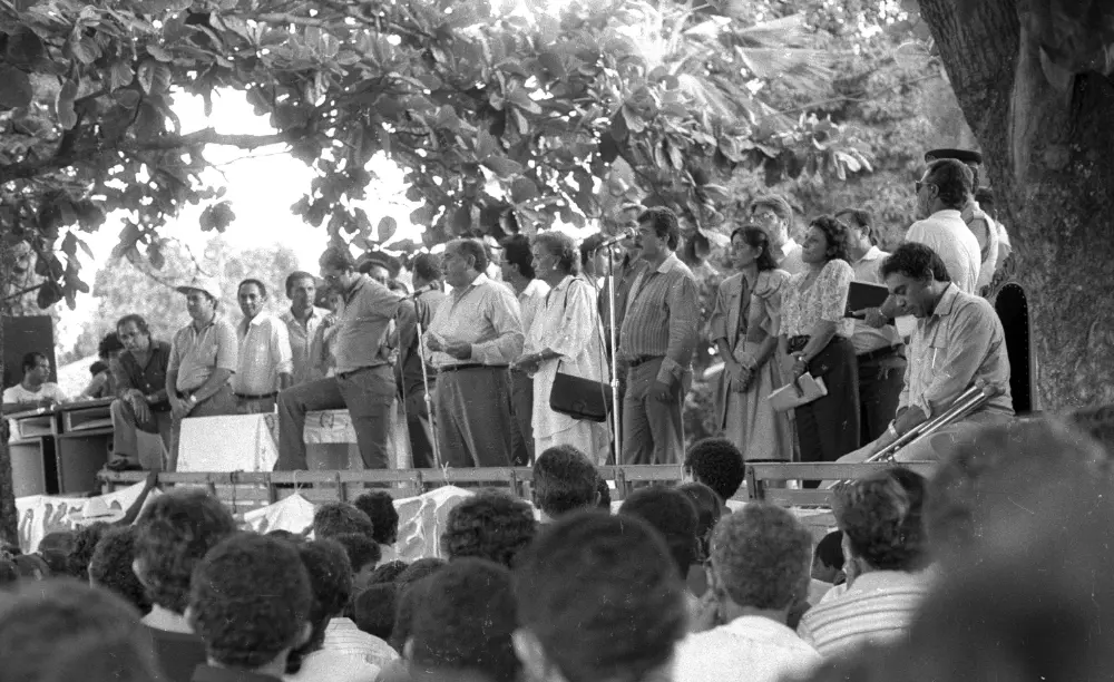 (1989) - Governador Siqueira Campos acompanhado de Dona Aureny em evento político no interior - Foto: Marcio Di Pietro