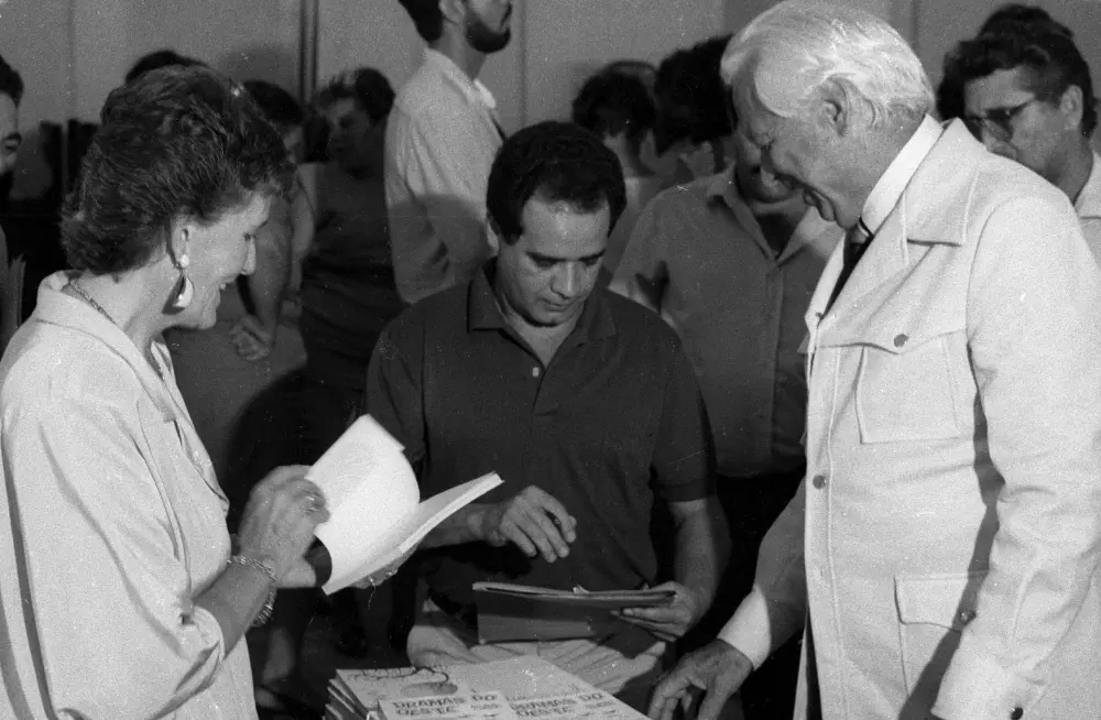 (1989) - Aureny Siqueira Campos no lançamento do livro Dramas do Oeste do autor Leolídio Caiado - Foto: Marcio Di Pietro