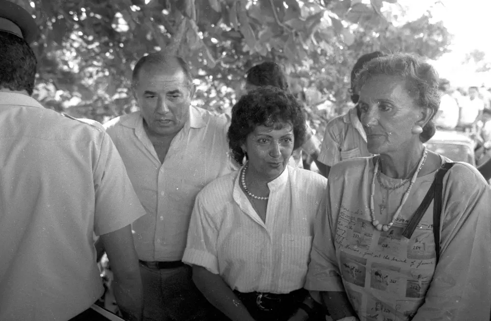 (1989) - Governador Siqueira Campos e Dona Aureny assistem desfile em Nova Olinda - Foto: Marcio Di Pietro