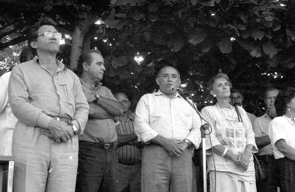 (1989) - Governador Siqueira Campos e autoridades assistem desfile em Nova Olinda - Foto: Marcio Di Pietro