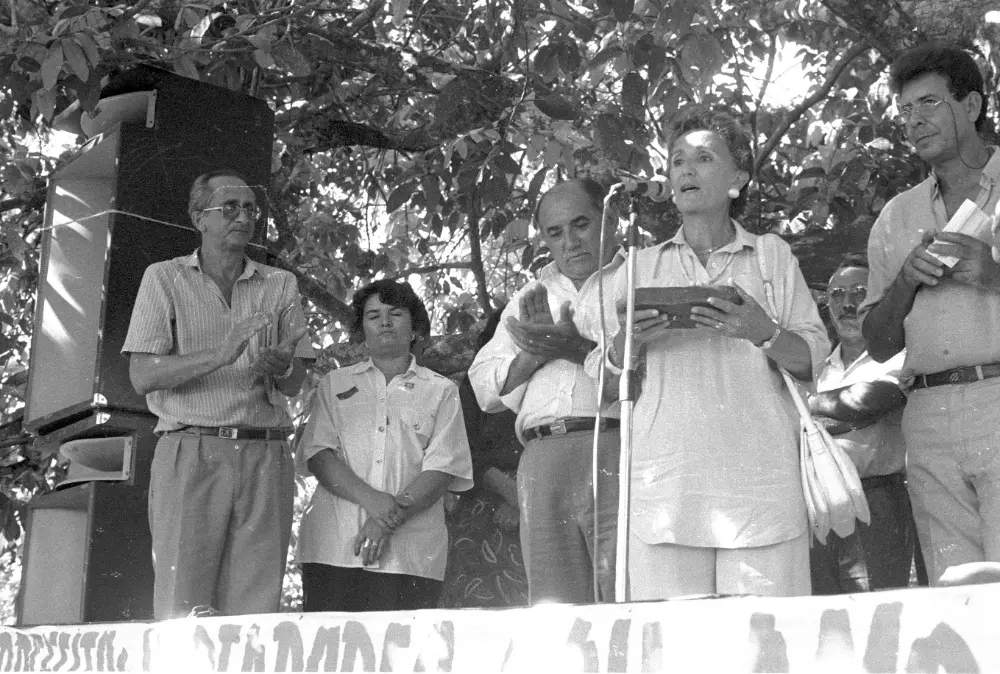 (1989) - Governador Siqueira Campos e Dona Aureny participam de evento político no interior - Foto: Marcio Di Pietro