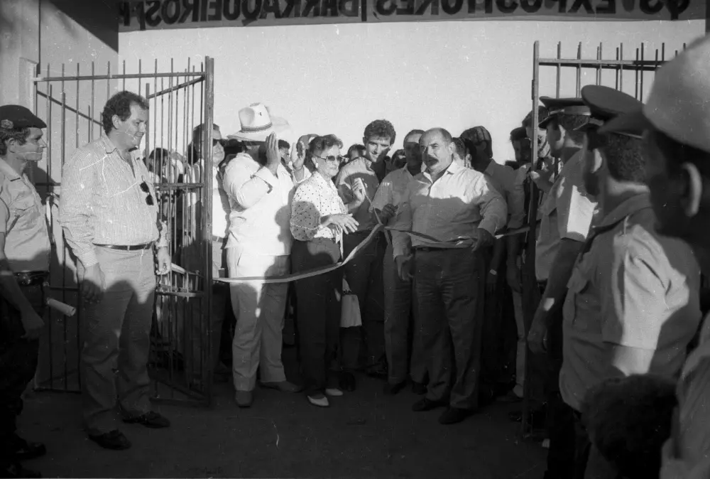 (1989) - Governador Siqueira Campos visita parque de exposição em Paraíso do Tocantins - Foto: Marcio Di Pietro