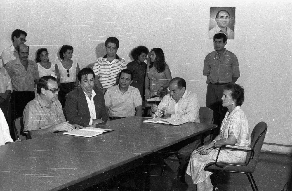 (1989) - Governador Siqueira Campos recebe em seu gabinete lideranças políticas e empresários - Foto: Marcio Di Pietro