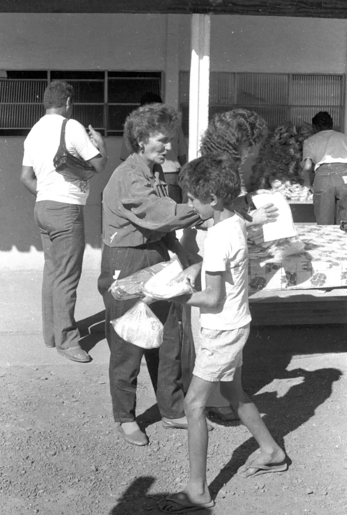 (1989) - Dona Aureny Siqueira Campos participa de evento com crianças em Miracema - Foto: Marcio Di Pietro