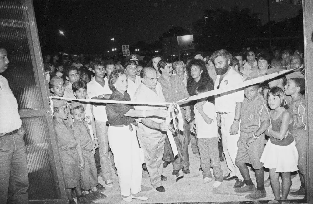 (1989) - Governador Siqueira Campos inaugura centro comunitário em Peixe - Foto: Marcio Di Pietro