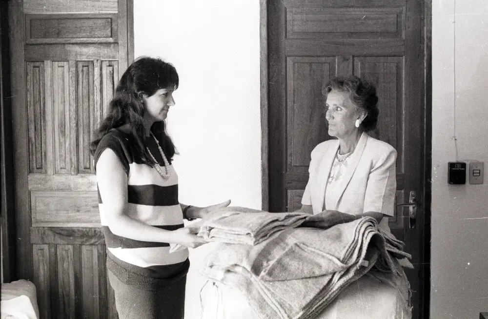 (1989) - Aunery Siqueira Campos entregando cobertor para ser distribuído pelos prefeitos do interior - Foto: Marcio Di Pietro