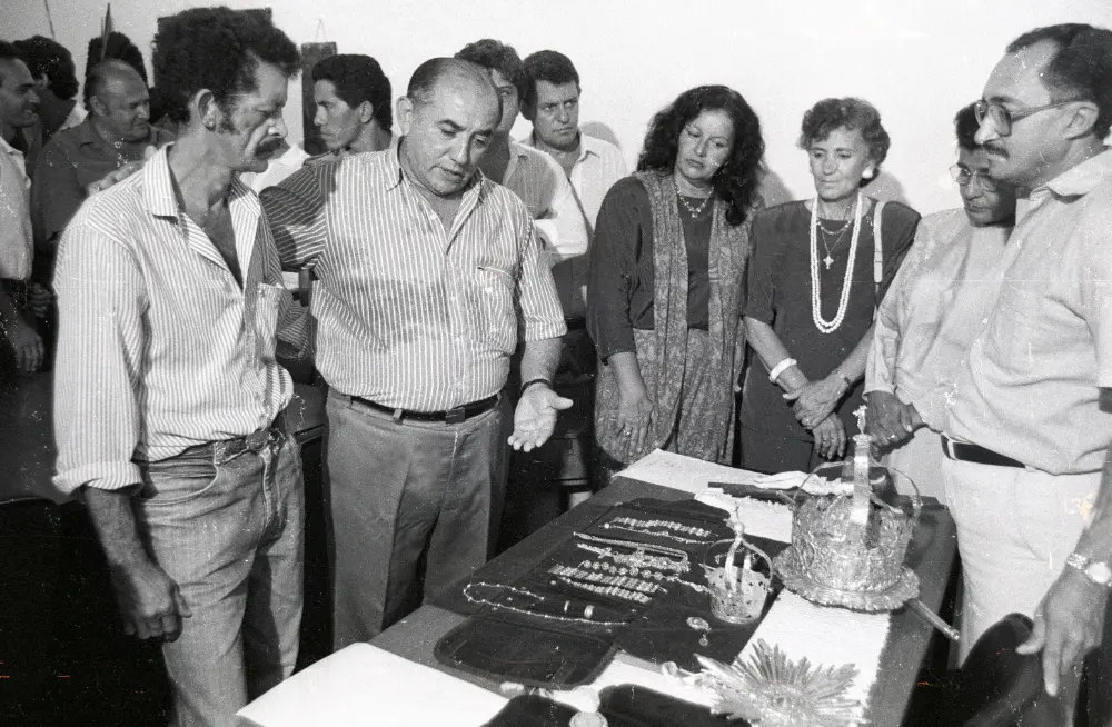 (1989) - Governador Siqueira Campos e Dona Aureny com ourives de Natividade- Fotos: Marcio Di Pietro