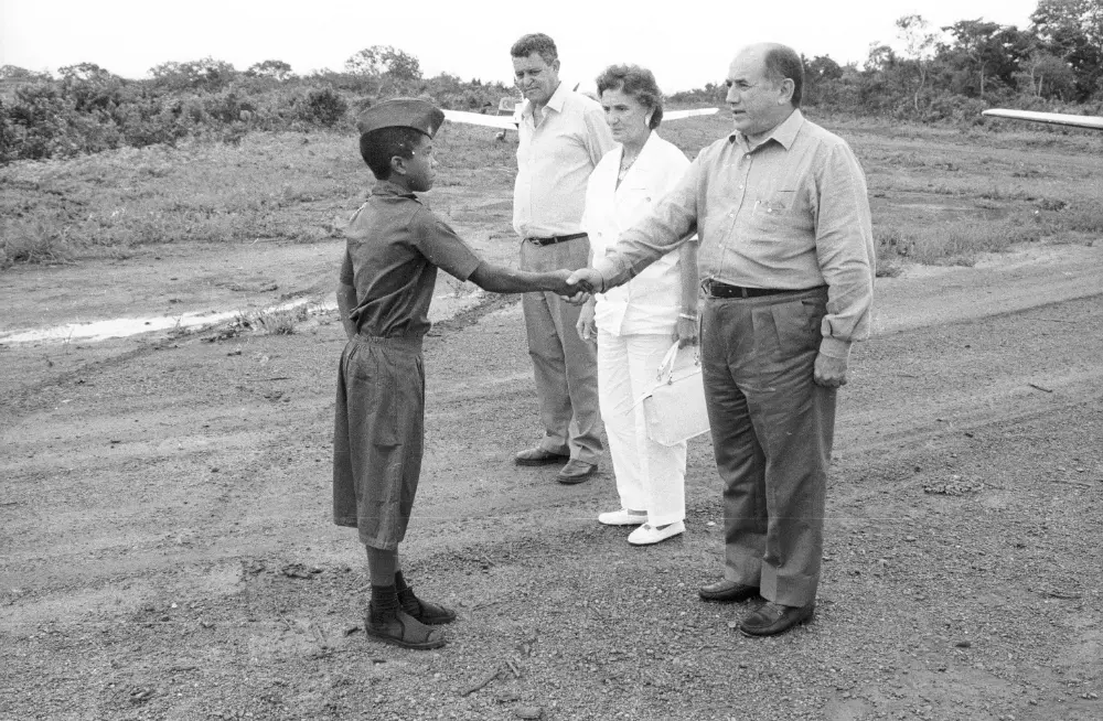 1990) - Governador Siqueira Campos e Aureny em evento político, Pioneiros Mirins - Foto: Marcio Di Pietro