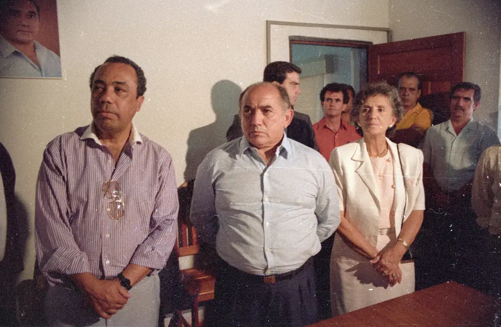 (1990) - Governador Siqueira Campos recebe o Ministro do Interior João Alves Filho em seu gabinete com a presença de D. Aureny - Foto: Marcio Di Pietro