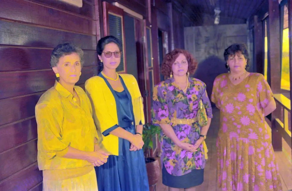 1990) Dona Aureny recebe visitas em seu gabinete - Foto: Marcio Di Pietro