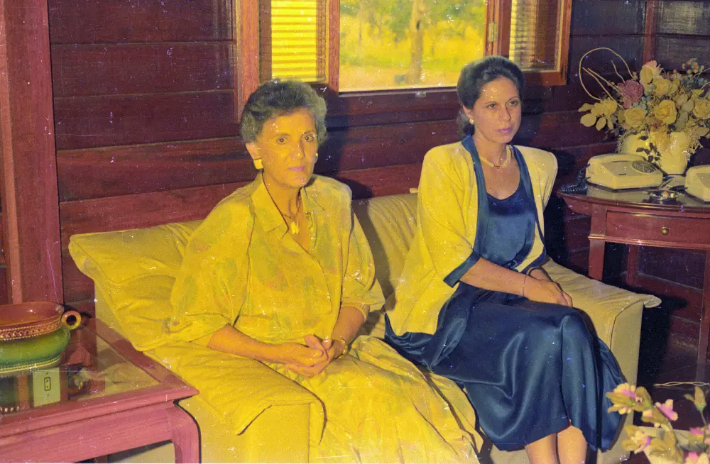 1990) Dona Aureny recebe visitas em seu gabinete - Foto: Marcio Di Pietro