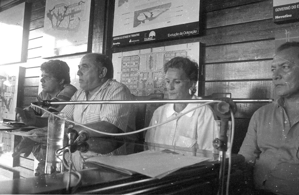 (1990) - Governador Siqueira Campos em reunião com políticos no Palacinho - Foto: Marcio Di Pietro