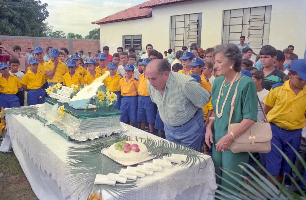 1990) - Governador Siqueira Campos comemora seu aniversário com Pioneiros Mirins no Palácio Araguaia em Miracema - Foto: Marcio Di Pietro