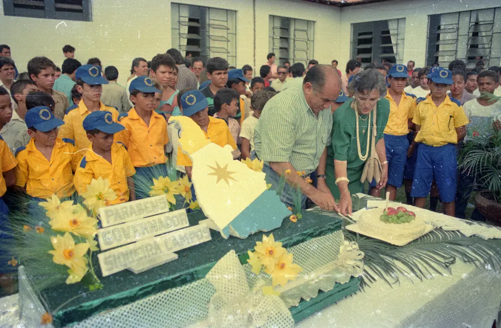 1990) - Governador Siqueira Campos comemora seu aniversário com Pioneiros Mirins no Palácio Araguaia em Miracema - Foto: Marcio Di Pietro