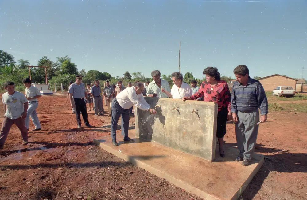 (1990) - Governador Siqueira Campos inaugura obras em Rosalândia é homenageado pelos estudantes - Foto: Marcio Di Pietro