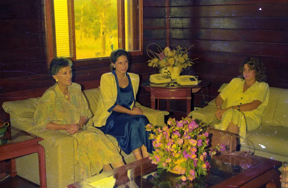 (1990) - Dona Aureny Siqueira Campos recebe visita na sede do Palacinho - Foto: Marcio Di Pietro