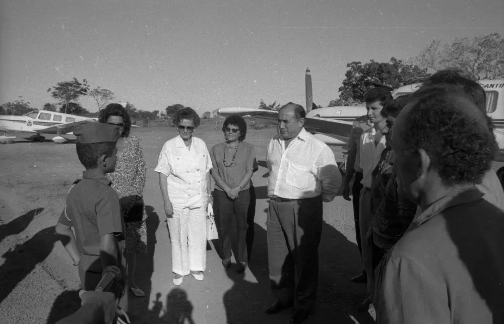 1990 - Governador Siqueira Campos e Dona Aureny Siqueira campos- visitam interior - foto-Luciano Ribeiro-SECOM