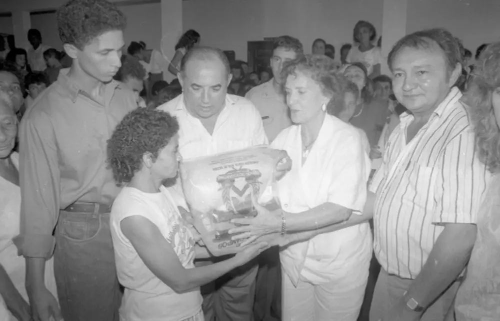 1990 - Governador Siqueira Campos e Dona Aureny entregam cestas básicas-foto-Acervo SECOM