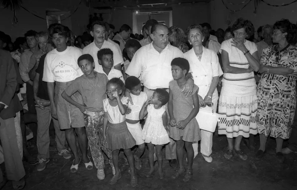 1990 - Governador Siqueira campos acompanhado de Dona Aureny-interior do estado-foto-Acervo SECOM