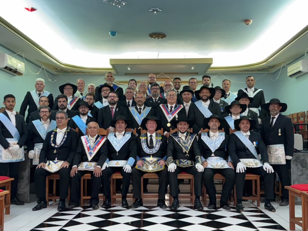 ARLS Mestre Adonhiram n⁰ 4526 no Oriente de Palmas em sessão Magna de Instalação e posse do V∴ M∴ Aahrão de Deus, com a presença de 39 irmãos, sendo 14 do quadro e 25 visitantes sendo 11 lojas de vários oriente